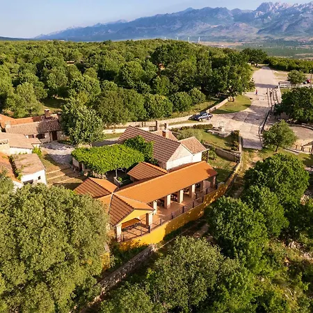 2 Bedroom Cozy Stacaravan In Campeggio