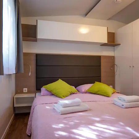 2 Bedroom Cozy Stacaravan In Campeggio