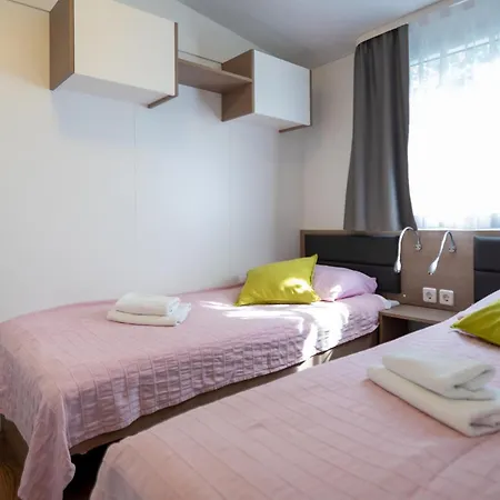 2 Bedroom Cozy Stacaravan In Obrovac