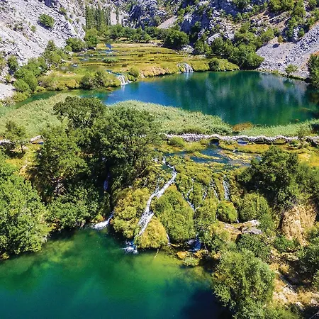 2 Bedroom Cozy Stacaravan In