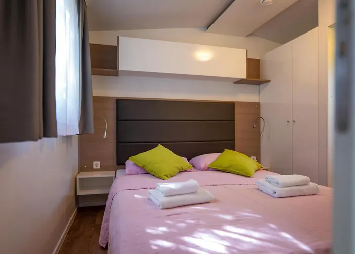2 Bedroom Cozy Stacaravan In אתר קמפינג