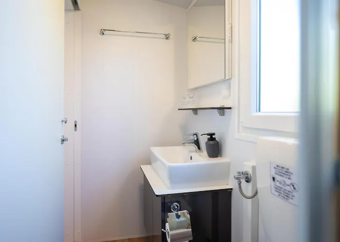 2 Bedroom Cozy Stacaravan In אתר קמפינג