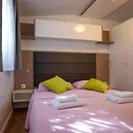 2 Bedroom Cozy Stacaravan In Κάμπινγκ