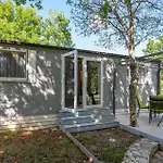2 Bedroom Cozy Stacaravan In Κάμπινγκ Obrovac