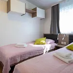 2 Bedroom Cozy Stacaravan In Obrovac