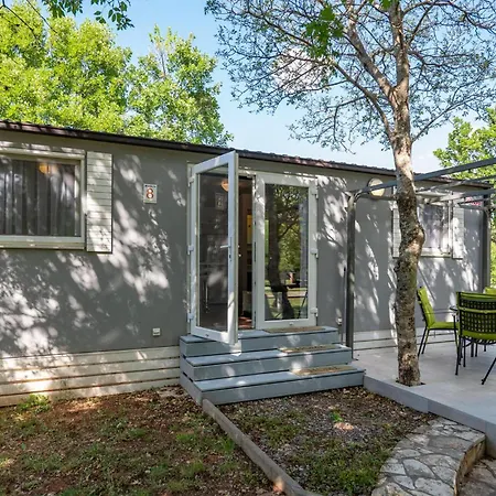 2 Bedroom Cozy Stacaravan In キャンプ場 オブロヴァツ