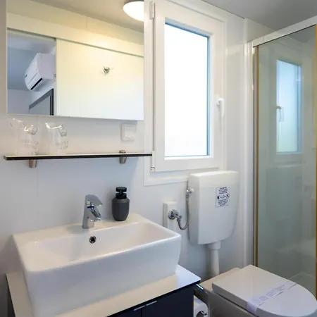 キャンプ場 2 Bedroom Cozy Stacaravan In オブロヴァツ