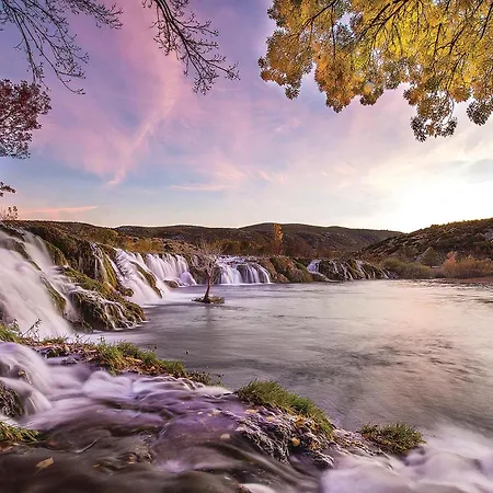 2 Bedroom Cozy Stacaravan In 4* Obrovac