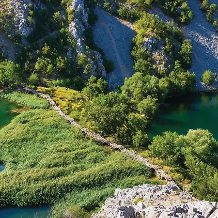 2 Bedroom Cozy Stacaravan In Camping