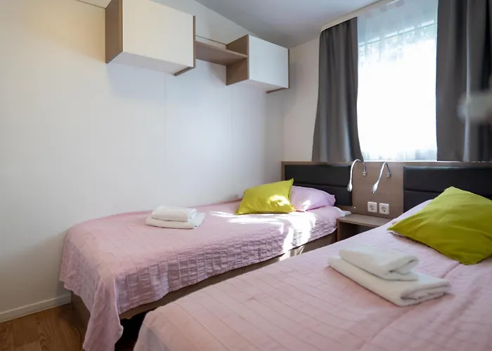 2 Bedroom Cozy Stacaravan In Obrovac